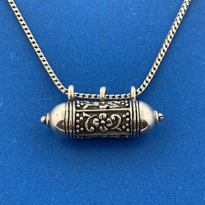 cakeoh91's tweet photo. Why does this feel like some kind of reliquary/prayer scroll locket thing? It's like they're hidden or entombed in your shoes. https://t.co/tt8u25QxSm