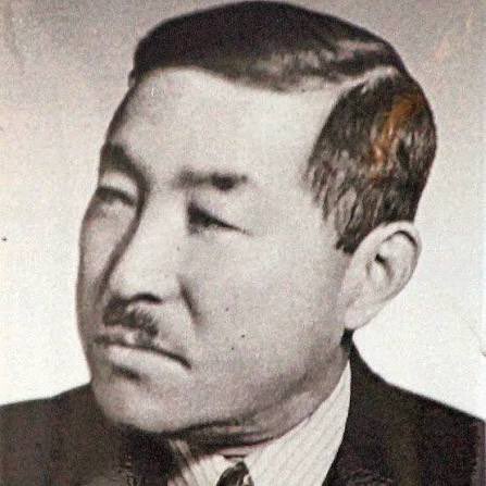 PiotrChodak's tweet photo. Chińczyk, który walczył o wolność Wielkopolski. Serio.

Urodził się w 1892 roku w Dalian, w Mandżurii, jako Chen Defu. Rodziców stracił w wieku siedmiu lat i sam musiał sobie radzić na ulicy. Żebrał, potem handlował owocami. Właśnie tam zauważył go polski kapitan carskiej armii, Kazimierz Skorotkiewicz, i zabrał chłopca ze sobą jako ordynansa. Tak zaczęła się podróż, która skończy się kilka tysięcy kilometrów dalej.

Po wojnie rosyjsko-japońskiej trafił do Warszawy, a stamtąd do Wielkopolski, do rodziny Chojnackich w Barcinie. Wyuczył się stolarki, przyjął chrzest, spolonizował imię i nazwisko. Został Zdzisławem Józefem Czendefu. Włączył się w życie lokalnej społeczności, działał w Towarzystwie Gimnastycznym „Sokół”.
A kiedy w styczniu 1919 roku wybuchło powstanie wielkopolskie, nie było żadnego wahania. Wstąpił do kompanii barcińskiej, walczył na froncie Szubin - Barcin - Łabiszyn. 

Rok później zgłosił się jako ochotnik do wojsk generała Hallera i brał udział w wojnie polsko-bolszewickiej. O polskie obywatelstwo starał się dziewięć lat, zanim wreszcie je otrzymał w 1933 roku.

Za udział w powstaniu dostał Wielkopolski Krzyż Powstańczy. Pracował potem jako stolarz w Toruniu, gdzie zmarł w 1978 roku.

Sam mówił o sobie prosto. Z Chinami nic go już nie łączy, z Polską wszystko.
Historia, o której naprawdę mało kto słyszał.