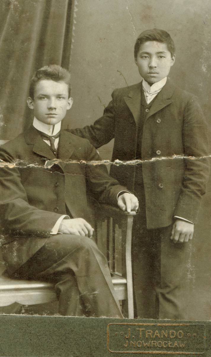 PiotrChodak's tweet photo. Chińczyk, który walczył o wolność Wielkopolski. Serio.

Urodził się w 1892 roku w Dalian, w Mandżurii, jako Chen Defu. Rodziców stracił w wieku siedmiu lat i sam musiał sobie radzić na ulicy. Żebrał, potem handlował owocami. Właśnie tam zauważył go polski kapitan carskiej armii, Kazimierz Skorotkiewicz, i zabrał chłopca ze sobą jako ordynansa. Tak zaczęła się podróż, która skończy się kilka tysięcy kilometrów dalej.

Po wojnie rosyjsko-japońskiej trafił do Warszawy, a stamtąd do Wielkopolski, do rodziny Chojnackich w Barcinie. Wyuczył się stolarki, przyjął chrzest, spolonizował imię i nazwisko. Został Zdzisławem Józefem Czendefu. Włączył się w życie lokalnej społeczności, działał w Towarzystwie Gimnastycznym „Sokół”.
A kiedy w styczniu 1919 roku wybuchło powstanie wielkopolskie, nie było żadnego wahania. Wstąpił do kompanii barcińskiej, walczył na froncie Szubin - Barcin - Łabiszyn. 

Rok później zgłosił się jako ochotnik do wojsk generała Hallera i brał udział w wojnie polsko-bolszewickiej. O polskie obywatelstwo starał się dziewięć lat, zanim wreszcie je otrzymał w 1933 roku.

Za udział w powstaniu dostał Wielkopolski Krzyż Powstańczy. Pracował potem jako stolarz w Toruniu, gdzie zmarł w 1978 roku.

Sam mówił o sobie prosto. Z Chinami nic go już nie łączy, z Polską wszystko.
Historia, o której naprawdę mało kto słyszał.