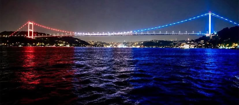 SPFatihAydin's tweet photo. Papa öldüğünde yas ilan edenler,
çocuk katili Trump’ın 'dostum' demesinden gocunmayıp gelişine heyecanlananlar,
hiç utanmadan Fatih Sultan Mehmet Köprüsü üzerine Amerika bayrağı yansıtanları destekleyenler…

Türkiye'den İran'a, siyonist planlara karşı mücadele verirken şehit olan Ali Hamaney'in cenaze törenine gidenleri suçluyorlar. 

Başta Gazze’de, Filistin’de, Irak’ta, İran'da ve bir çok mazlum coğrafyada milyonlarca insanın katili olanların dostluğuna ses çıkaramayıp, emperyalizme karşı şehit düşene laf söylemek tam bir ikiyüzlülüktür, işbirlikçiliktir.
