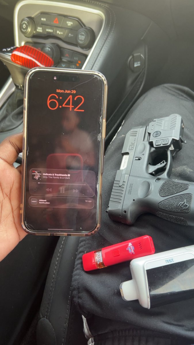 FentanylMover's tweet photo. @opencarry745 @DonTilaban359 @goated5star @KalStevenson23 @YB_CrossSlime Dats not my gun?😭😭 you flexin a arp cuz?😭 my whole hood got arps fool, Just make sure u got quick draw cuz u run into a nigga like me u won’t even be able to up that btch🤣 https://t.co/lbceriZ2N3