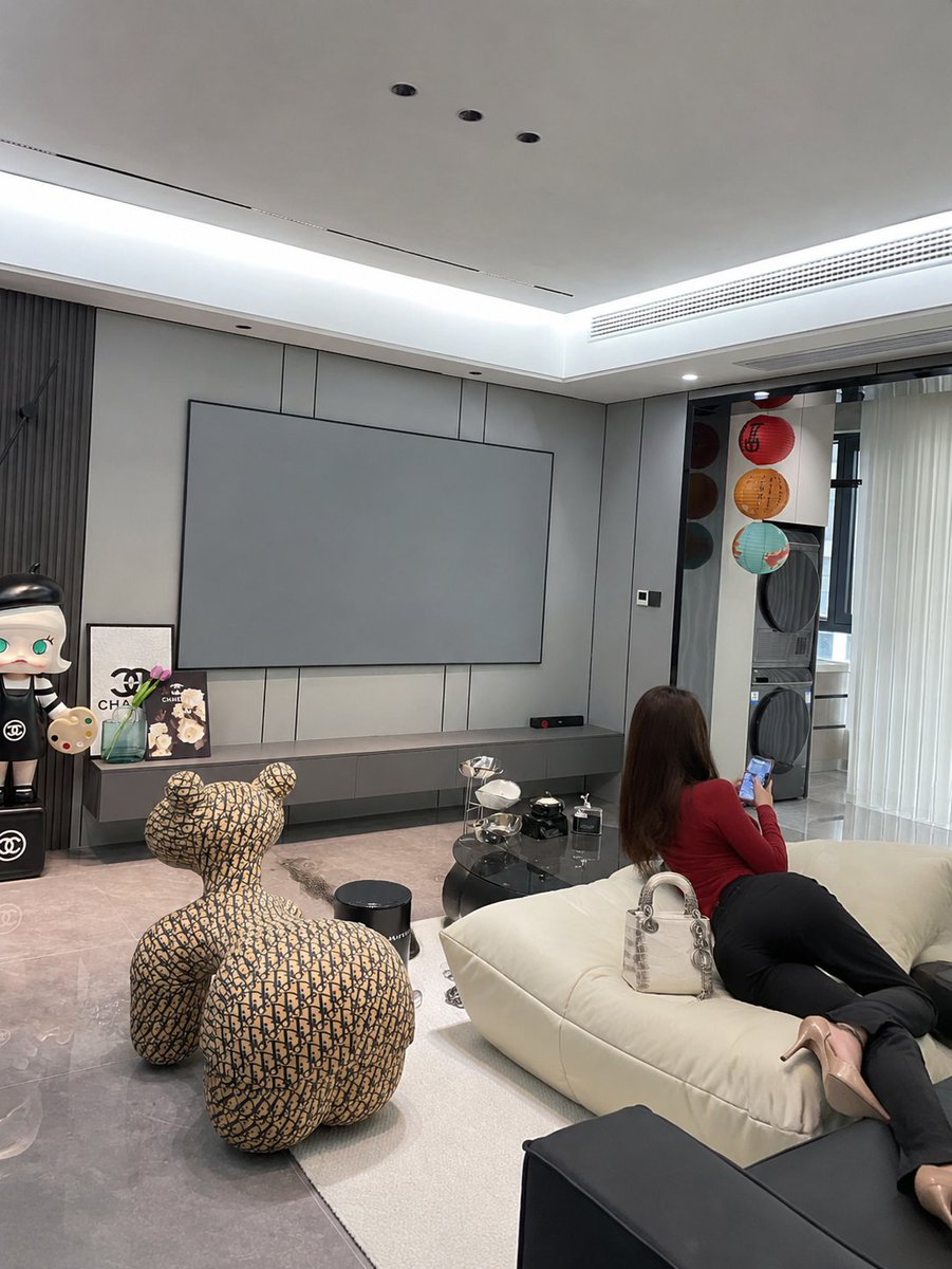 CiderSunsets's tweet photo. I live in a high-rise building with a higher standard of interior design. The clean lines of the gray paneling, paired with soft, inviting sofas, create a perfect modern sanctuary. https://t.co/td7DNHJC7X