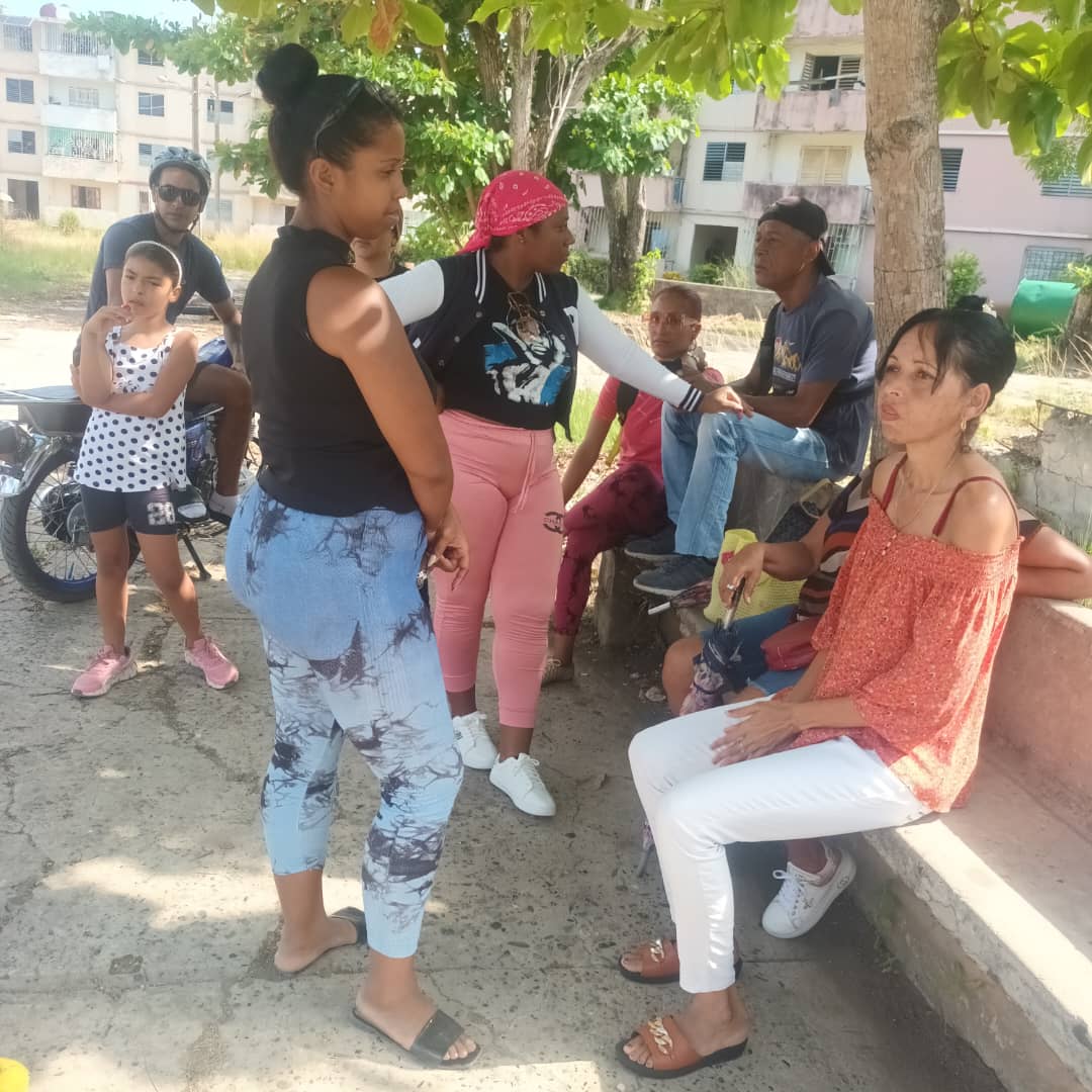 CulturaMayari's tweet photo. ¡Verano en Levisa al máximo! 🎉☀️ El Parque de las 72 Viviendas vibró con el #VeranoConMiGente.

Brigada José Martí, Iniciativa Cultural Sueña e #INDER unieron fuerzas: canciones cubanas, trova, monólogos, libros y juegos. 🎶📚🎭 https://t.co/sTpL4ik3ZU
