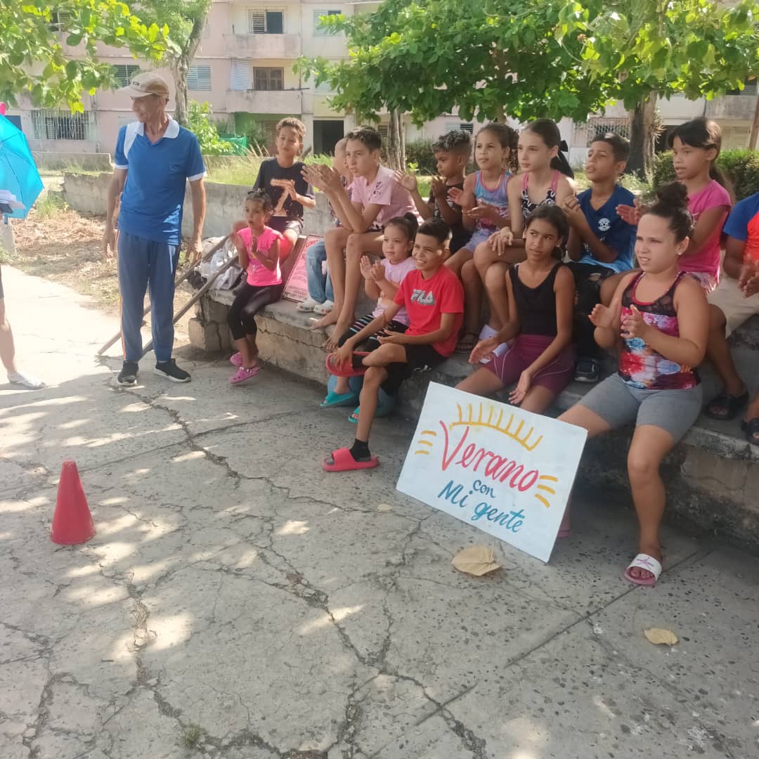 CulturaMayari's tweet photo. ¡Verano en Levisa al máximo! 🎉☀️ El Parque de las 72 Viviendas vibró con el #VeranoConMiGente.

Brigada José Martí, Iniciativa Cultural Sueña e #INDER unieron fuerzas: canciones cubanas, trova, monólogos, libros y juegos. 🎶📚🎭 https://t.co/sTpL4ik3ZU