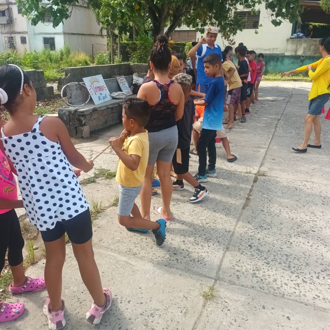 CulturaMayari's tweet photo. ¡Verano en Levisa al máximo! 🎉☀️ El Parque de las 72 Viviendas vibró con el #VeranoConMiGente.

Brigada José Martí, Iniciativa Cultural Sueña e #INDER unieron fuerzas: canciones cubanas, trova, monólogos, libros y juegos. 🎶📚🎭 https://t.co/sTpL4ik3ZU