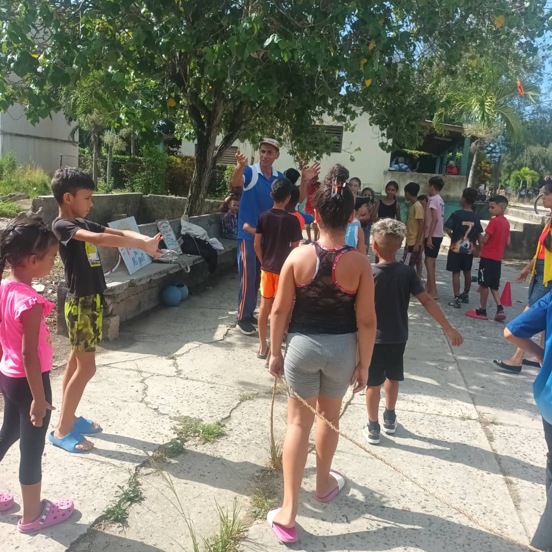 CulturaMayari's tweet photo. ¡Verano en Levisa al máximo! 🎉☀️ El Parque de las 72 Viviendas vibró con el #VeranoConMiGente.

Brigada José Martí, Iniciativa Cultural Sueña e #INDER unieron fuerzas: canciones cubanas, trova, monólogos, libros y juegos. 🎶📚🎭 https://t.co/sTpL4ik3ZU