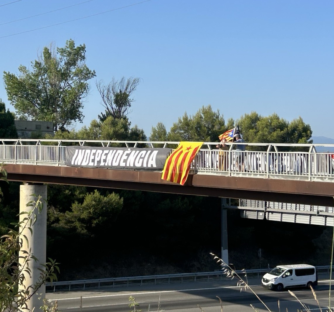 CDRCatOficial's tweet photo. Avui diumenge hem fet #PontsPerLaIndependència a Mollet, al Vallès Oriental.
Per la llibertat de tots els Països Catalans ✊ https://t.co/iSX9slSRP2