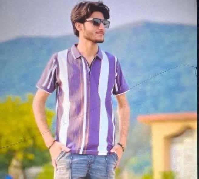 1mateen's tweet photo. Saad Abbasi, the suspect in the murder of the Air Force Group Captain, has been taken into custody. 

To evade detection, he took a bus to Lahore, disembarked at Bhera, and later doubled back to Islamabad, where he was arrested in the Khanna police station area. https://t.co/COMVUAgwFz