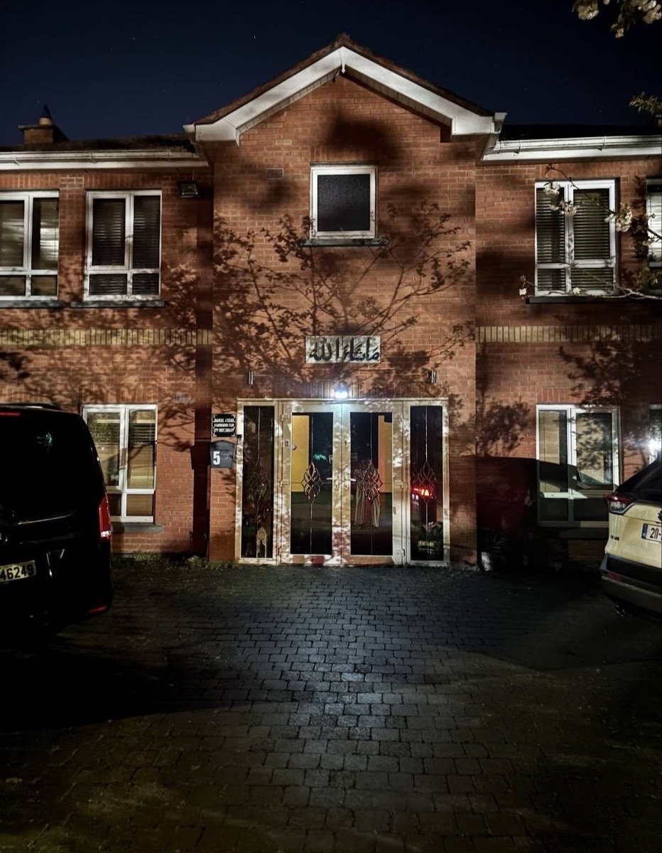 TheFlareNews's tweet photo. CITYWEST 🇮🇪

A house in Carrigmore, a housing estate a few minutes away from IPAS mega centre Citywest Hotel, appears to have been converted into a Mosque. https://t.co/io41m7HnWr