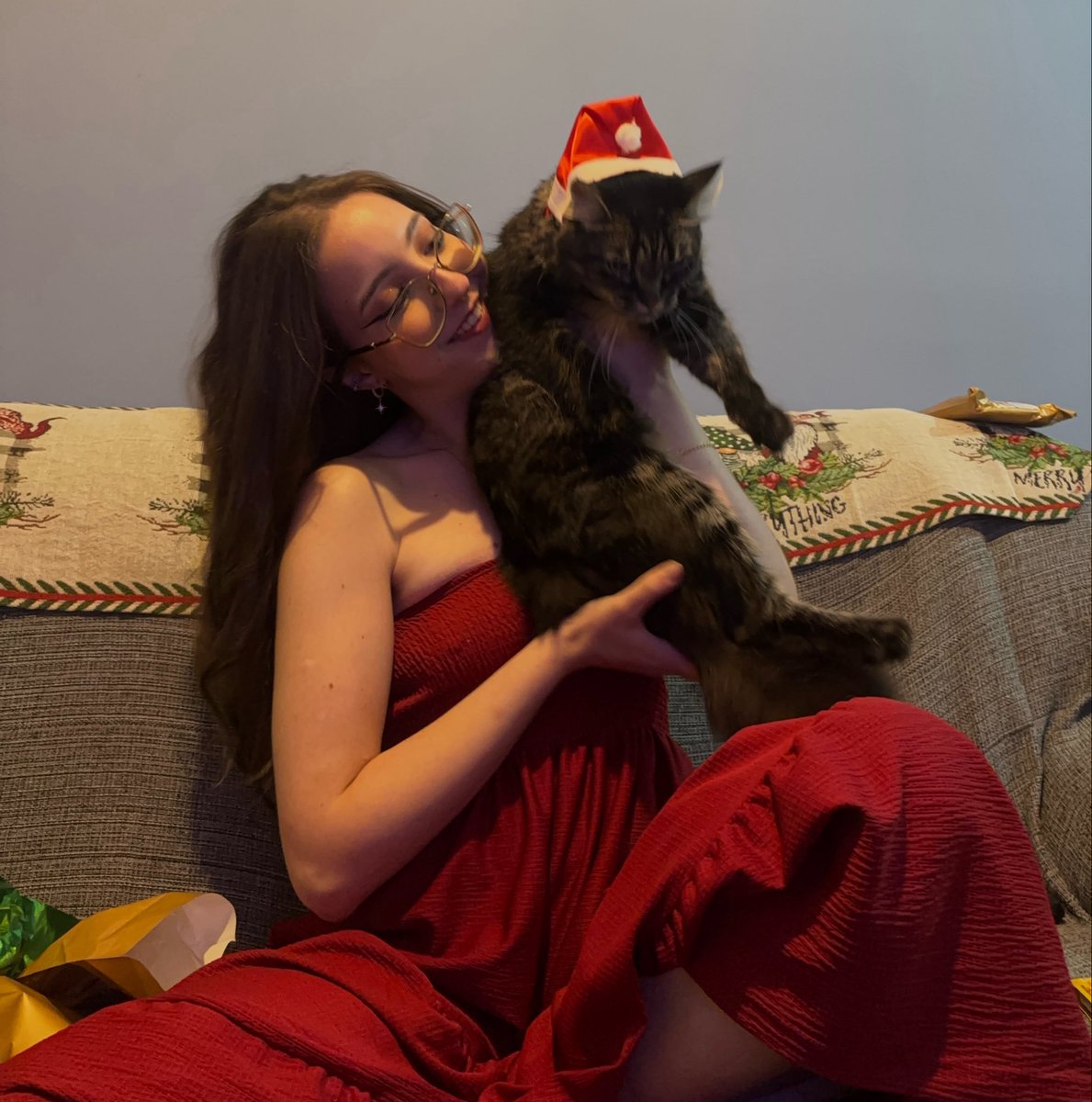 lavagatos's tweet photo. a gata antissuicídio que me deram quando eu tinha 20 anos também funciona muito bem!!!! <3 https://t.co/zckskS1te2