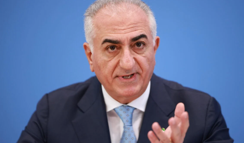 eshaghalinejad's tweet photo. توهم بازگشت بچه شاه به ایران باطل شد
نشریه ایتالیایی پانوراما در گزارشی نوشت:کناره‌گیری سریع پسر آخرین #شاه ایران از مرکز توجه، نشان می‌دهد که تبدیل کردن یک نماد رسانه‌ای به یک رهبر سیاسی تا چه اندازه خطرناک است؛ اقدامی که امیدهای غرب را با واقعیت ایران درهم می‌آمیزد.
ماه‌ها بود که. مصاحبه‌ها، همایش‌ها، دیدارهای رسمی و حضور او در رسانه‌ها، از نگاه بسیاری از ناظران غربی، او را به فردی تبدیل کرده بود که قرار است سقوط جمهوری اسلامی را رهبری کند. گویی سرنوشت #ایران از پیش رقم خورده بود و فرزند آخرین شاه آماده بود میراث قدرت را در دست بگیرد.
اما امروز او تقریباً از صفحات اخبار ناپدید شده است. و این سکوت ناگهانی باید مایه تأمل باشد.
واقعیت این است که از همان ابتدا نیز آشکار بود روایت ساخته‌شده پیرامون پهلوی، تا حد زیادی با وزن واقعی سیاسی او تناسبی نداشت.
در هفته‌های پرتنش جنگ اسرائیل و #آمریکا با ایران، تقریباً این باور شکل گرفته بود که جمهوری اسلامی در آستانه فروپاشی است و تنها کافی است برای «روز بعد» چهره‌ای شناخته‌شده پیدا شود.
این همان الگویی است که بارها در تاریخ معاصر خاورمیانه دیده شده است: جست‌وجوی «فرد مناسب» برای قرار دادن در برابر دیکتاتور وقت.
اما تاریخ نشان داده است که تغییر حکومت‌ها در همایش‌های بین‌المللی ساخته نمی‌شوند و از دل کارزارهای رسانه‌ای به وجود نمی‌آیند. چنین تحولاتی به حمایت داخلی، ساختاری سازمان‌یافته، طبقه‌ای از مدیران و مشروعیتی نیاز دارند که نمی‌تواند صرفاً از خارج از کشور تأمین شود.
مخالف جمهوری اسلامی بودن، الزاماً به معنای طرفداری از #پهلوی نیست. این تمایز، در بسیاری از موارد، کاملاً نادیده گرفته شده است.
به نظر می‌رسد که بار دیگر، روایتی ساده بر واقعیتی بسیار پیچیده ترجیح داده شده است.
این تصویرسازی، در نهایت، انتظاراتی غیرواقع‌بینانه ایجاد کرد و اکنون به نظر می‌رسد که رویدادها از آن پیشی گرفته‌اند.
پیچیدگی جامعه ایران قربانی تبلیغات رسانه‌ای و نیاز به یافتن چهره‌ای شد که بتوان آن را به‌سادگی به افکار عمومی غرب عرضه کرد.
رضا پهلوی امروز، طبعاً، همچنان به فعالیت سیاسی خود ادامه می‌دهد، اما با همان سرعتی که وارد مرکز توجه شده بود، از آن خارج شده است.
#نه_شاه_نه_شیخ