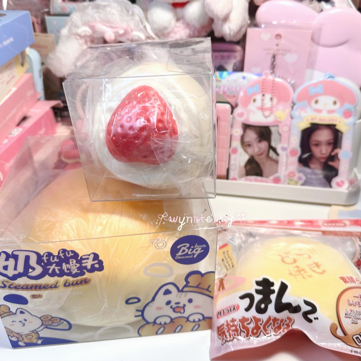 winteringblue's tweet photo. ส่งต่อ มือ1
-7700Bun 990฿
-Lisaไดฟูกุหน้าสตอเบอร์รี่ ขาว 650฿
-Mido โดรายากิ เหลืองไส้ชมพู 420฿ รส.
(งานกล่องราคาไม่รส.นะคะ เพราะแพ็คยากต้องใส่กล่องพัสดุกล่องใหญ่ค่าวิน45฿)
ราคาปล่อยเหมาๆมือ1 ทั้งหมด 1990฿ รส.
#สกุชชี่ #ตลาดนัดสกุชชี่ https://t.co/SyRE2OapQs