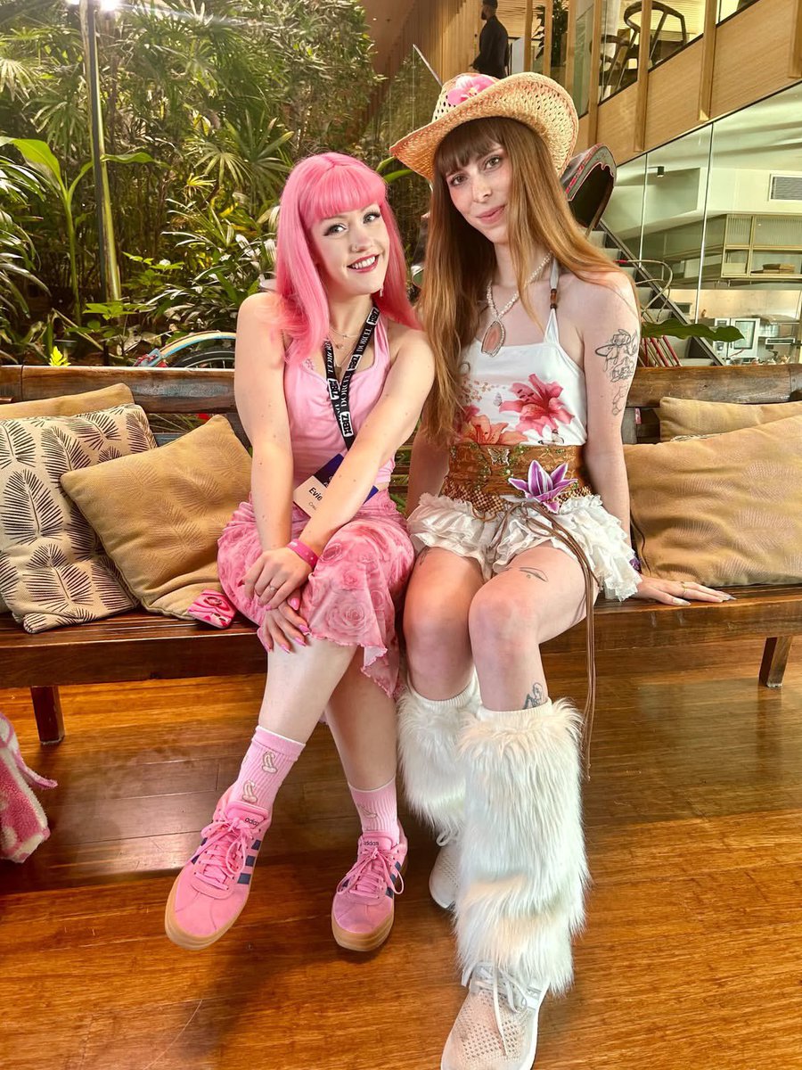 Ariafayeee's tweet photo. Trans women are women 🏳️‍⚧️ https://t.co/d5uCuiHqp9