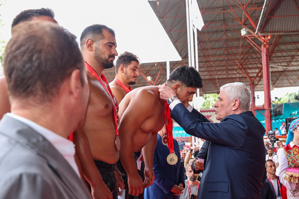 MDervisogluTR's tweet photo. Edirne’de, 665. Tarihi Kırkpınar Yağlı Güreşleri finalindeydik.

Başpehlivan olarak altın kemeri kazanan yiğit pehlivanımız Erkan Taş'ı tebrik ediyorum.

Kırkpınar’da ter döken tüm pehlivanlarımıza ve ata sporumuzu yaşatarak organizasyona emek veren herkese teşekkür ediyorum. https://t.co/NBqGt6wZaX