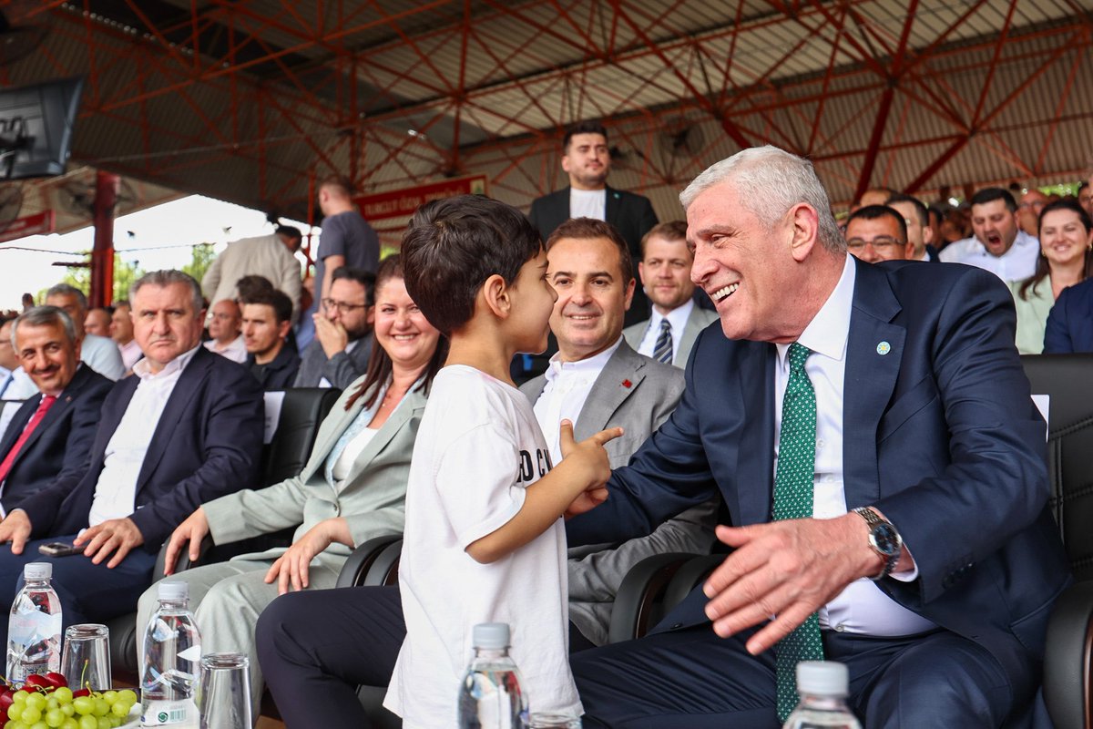 MDervisogluTR's tweet photo. Edirne’de, 665. Tarihi Kırkpınar Yağlı Güreşleri finalindeydik.

Başpehlivan olarak altın kemeri kazanan yiğit pehlivanımız Erkan Taş'ı tebrik ediyorum.

Kırkpınar’da ter döken tüm pehlivanlarımıza ve ata sporumuzu yaşatarak organizasyona emek veren herkese teşekkür ediyorum. https://t.co/NBqGt6wZaX