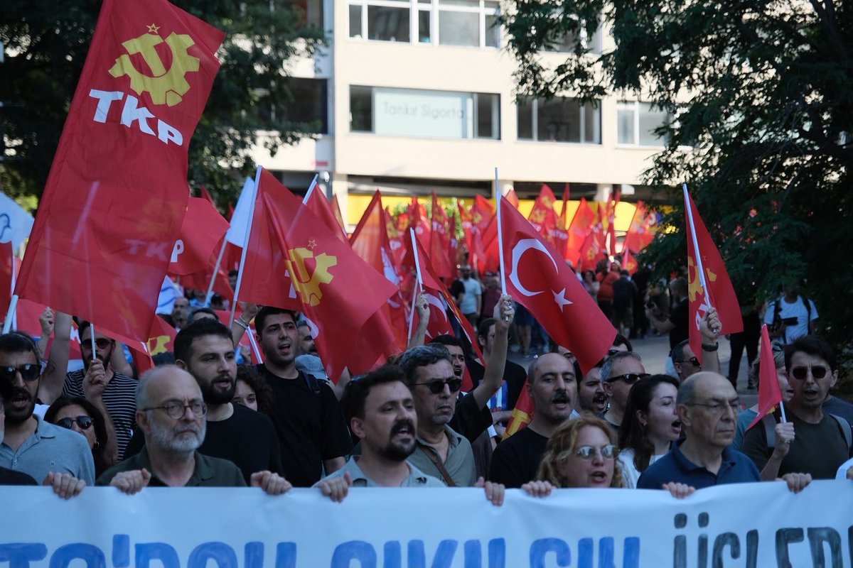 istanbul_tkp's tweet photo. Bugün Taksim'den Dolmabahçe'ye NATO'yu ülkemizde istemediğimizi haykırmak için yürüdük.

Güzel ülkemizi ve geleceğimizi, eli kanlı terör örgütü NATO'nun karanlığından kurtaracağız. 

Hep birlikte kardeşçe ve insanca yaşayacağımız bir ülke kuracağız! Bu memleket bizim, kahrolsun emperyalizm!

#natoyahayır