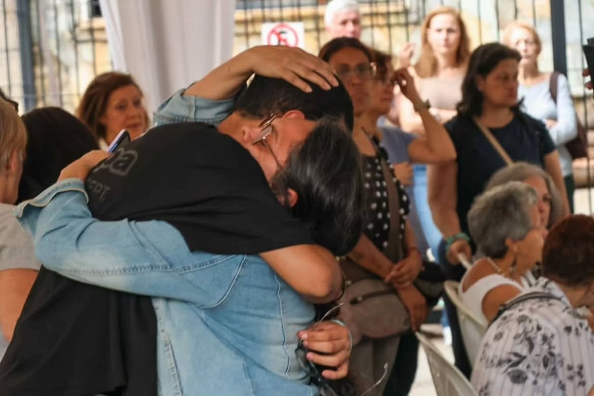 duquegustavoS's tweet photo. Cada familia afectada: nuestro abrazo más sincero, no pierdan la esperanza, de esta nos levantamos juntos.

Junto a mi esposa @vanebachrich y el equipo de @Chacao les reafirmamos que no están solos. https://t.co/6YTEY02aF3