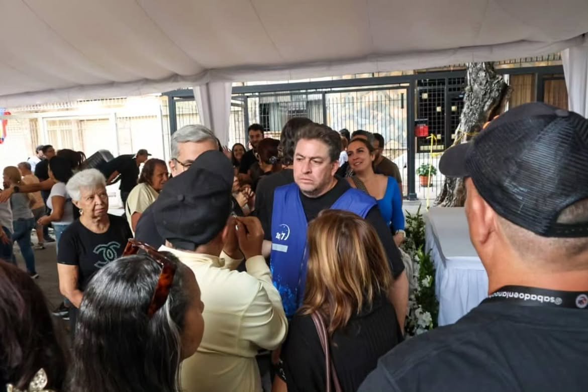 duquegustavoS's tweet photo. Cada familia afectada: nuestro abrazo más sincero, no pierdan la esperanza, de esta nos levantamos juntos.

Junto a mi esposa @vanebachrich y el equipo de @Chacao les reafirmamos que no están solos. https://t.co/6YTEY02aF3
