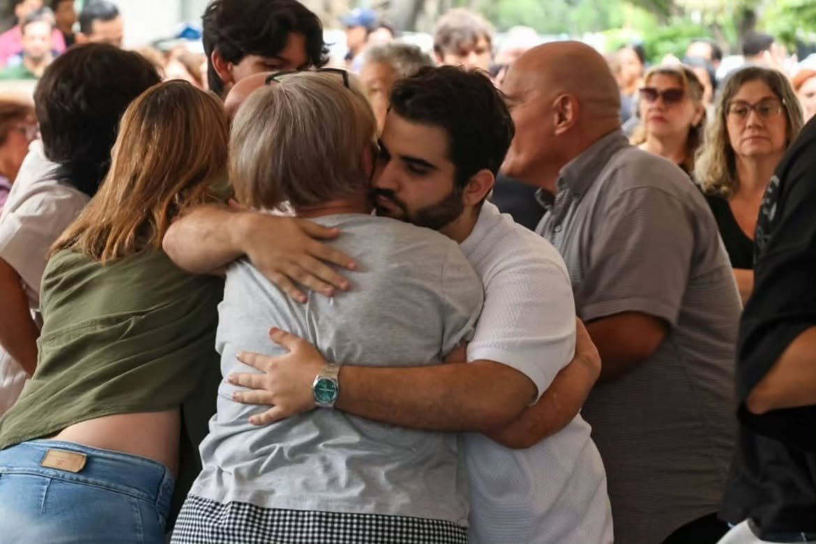 duquegustavoS's tweet photo. Cada familia afectada: nuestro abrazo más sincero, no pierdan la esperanza, de esta nos levantamos juntos.

Junto a mi esposa @vanebachrich y el equipo de @Chacao les reafirmamos que no están solos. https://t.co/6YTEY02aF3