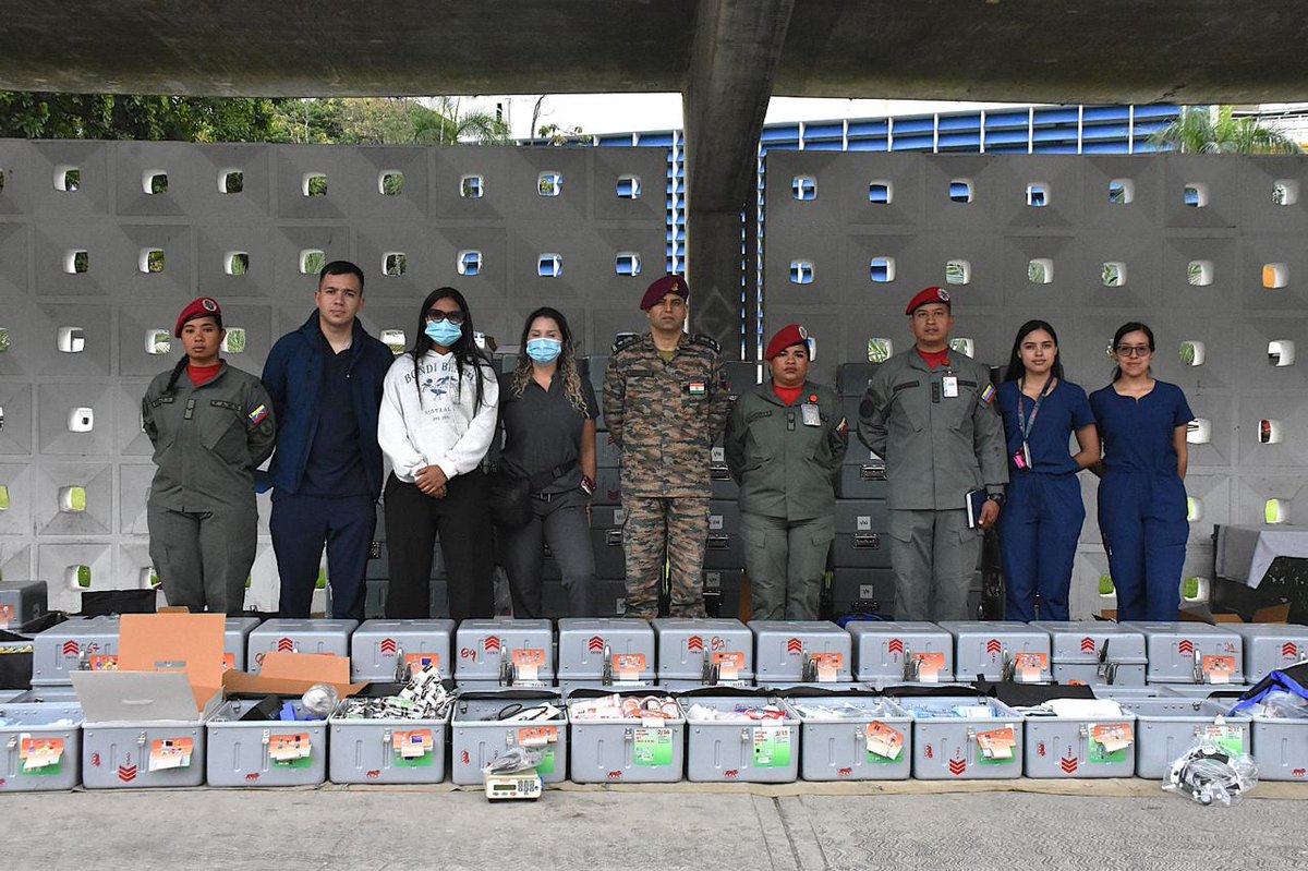 IndiaVenezuela's tweet photo. #OperaciónAmistad - Médicos del Ejército de la India realizaron una demostración en directo ante oficiales médicos venezolanos sobre los usos y el despliegue de los cubos modulares portátiles BHISHM.

La India ha donado dos cubos modulares portátiles BHISHM a Venezuela como parte de la #OperaciónAmistad

#OperationAmistad - Indian Army doctors gave a live demo to Venezuelan medical officers about the uses and deployment of BHISHM cube.

India has donated 2 BHISHM cubes to Venezuela as part of #OperationAmistad