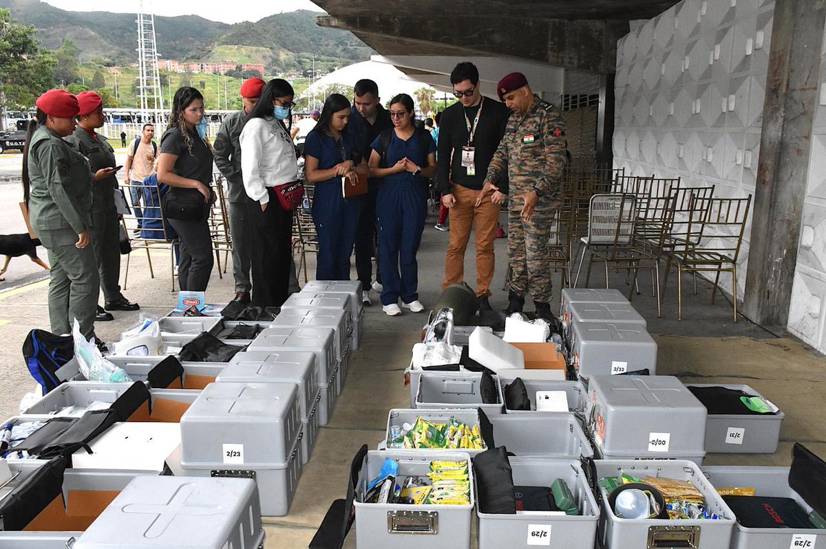 IndiaVenezuela's tweet photo. #OperaciónAmistad - Médicos del Ejército de la India realizaron una demostración en directo ante oficiales médicos venezolanos sobre los usos y el despliegue de los cubos modulares portátiles BHISHM.

La India ha donado dos cubos modulares portátiles BHISHM a Venezuela como parte de la #OperaciónAmistad

#OperationAmistad - Indian Army doctors gave a live demo to Venezuelan medical officers about the uses and deployment of BHISHM cube.

India has donated 2 BHISHM cubes to Venezuela as part of #OperationAmistad