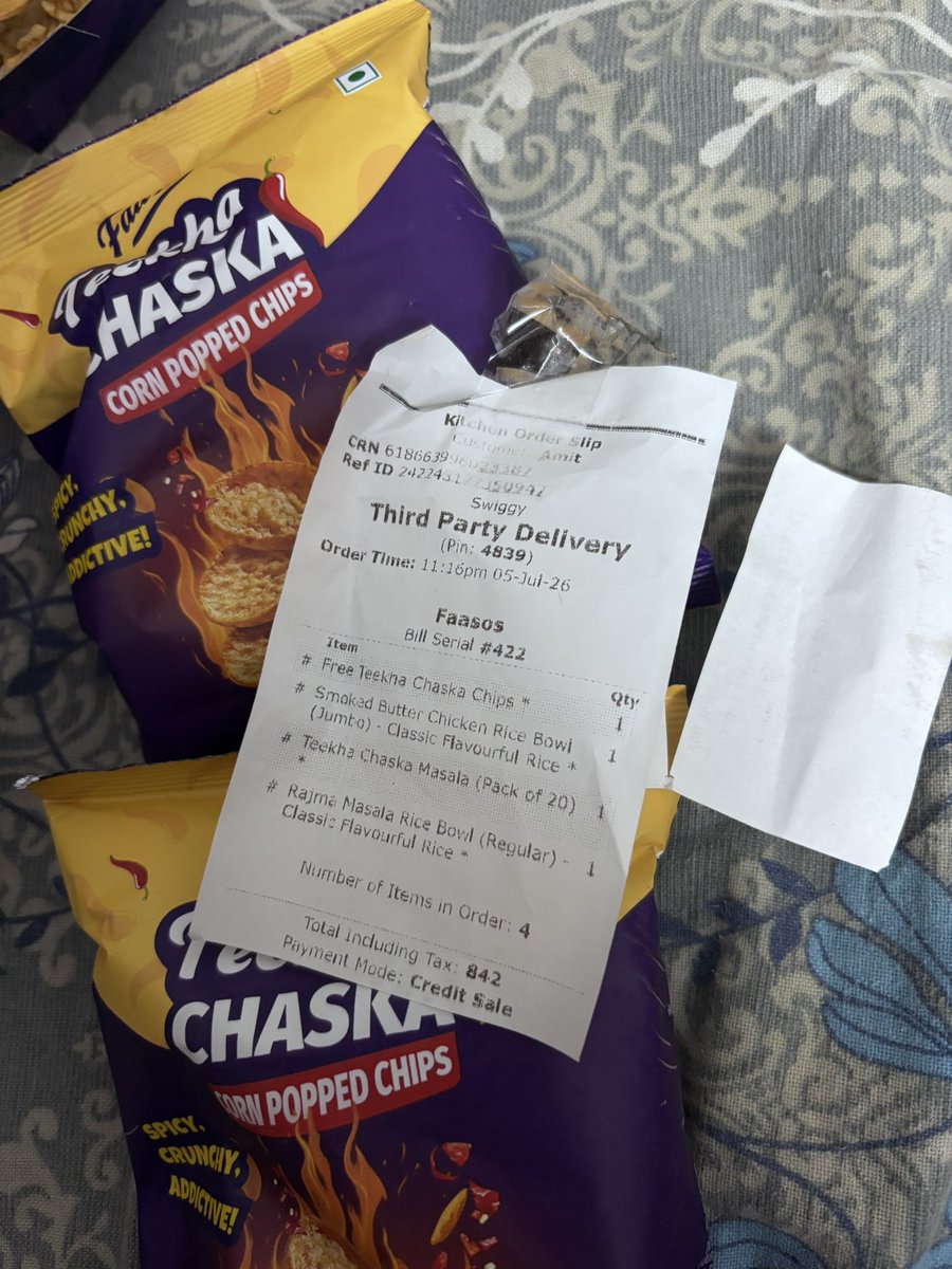 roflhellodon's tweet photo. Another poor experience with @Swiggy. Missing items have become far too common. My order from Faasos clearly includes Teekha Chaska Masala (Pack of 20), but it wasn’t delivered. Customers shouldn’t have to chase refunds for mistakes they didn’t make. Fix this ASAP. #Swiggy https://t.co/T0X0vtBJxN