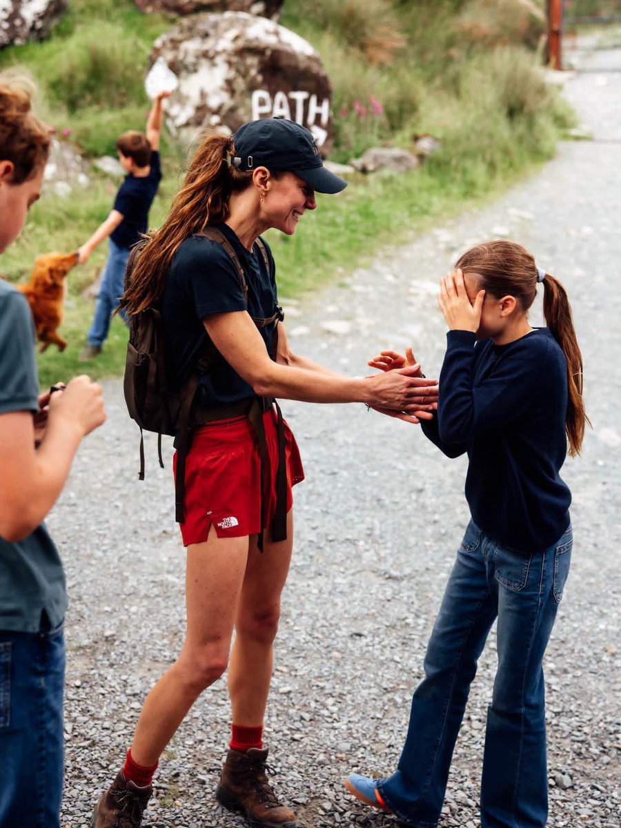 Canellelabelle's tweet photo. In 2019, during a Show and Tell at a school engagement, the students were asked to bring something that make them happy.
    Catherine brought a picture of her family of 5 and said to the pupils:
"This is my family, these are my children and this is my husband. My family makes me happy. We like playing outside together and spending lots of time together as a family and that makes me feel very happy."❤️
   Truly, Catherine and William built a very beautiful family based on a strong marriage, the they exude normality, happiness and warmth😍
#PrinceandPrincessofWales
#PrinceGeorge
#PrincessCharlotte
#PrinceLouis
