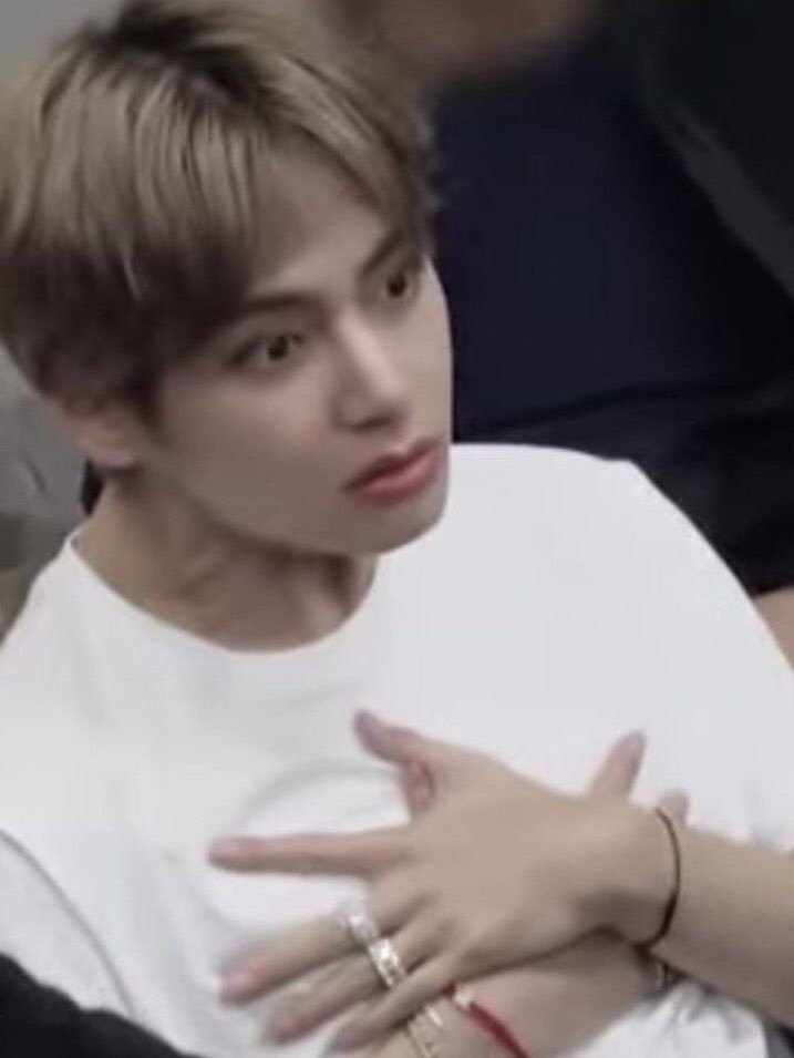 Zeroohclock_'s tweet photo. When you ordered food at a restaurant without looking at the price and you see all the BTS members walk in https://t.co/0ZOggtauio