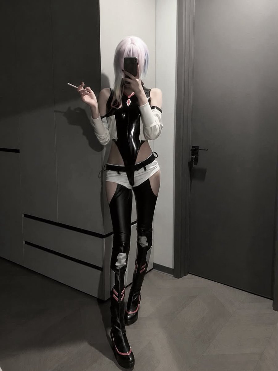 yadaimida's tweet photo. take me to the moon 🌙  #CyberpunkEdgerunners https://t.co/xxhBVPW8Bm