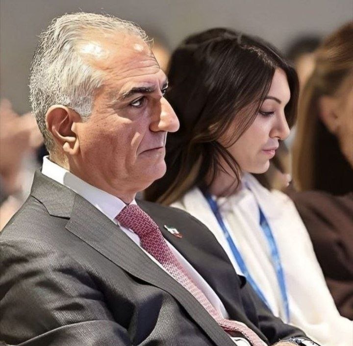 ARHAMEL2's tweet photo. تنها امید نجات ما پهلویه !
#KingRezaPahlavi‌ForIran https://t.co/soznLly69z