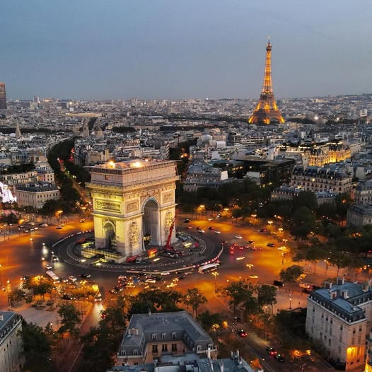 kriglo's tweet photo. Cinema...Avis...
Avec MaDame nous avons été voir Le combat de Gaulle - j'écris ton nom...Le deuxième opus après avoir vu le premier... Bon film qui explique bien au grand public...la vision que les Etats-Unis 🇺🇸 avaient pour la France 🇫🇷 avec l'impression de monnaie ( argent argent argent ) où ne devaiet pas figurer sur le billet ni république française-ni même France...On y "decouvre" pour ceux et celles qui l'ignoraient...qu'il devait y avoir un "préfet" américain pour chaque département d' une france pays sous occupation avec l'AMGOT pour Allied Military Government of Occupied Territories -gouvernement militaire allié des territoires occupés ...Le film se termine...et c'était prévisible...sous un grand coup de propagande avec la déclaration de "liberté j'écris ton nom"  de Paul Eluard...pendant la libération de Paris + une scène finale de l'arc de triomphe du 11 novembre 1944 avec un rappel de Mers-el Kébir...et en toute fin...une vue aérienne contemporaine sur l'arc  de triomphe avec la tour Eiffel sur le même plan...Du centralisme Parisien à la c*** pur jus !...Encore et toujours les mêmes clichés de références... Put*** Paris ce n'est la France !!! Et la France n'est pas QUE Ville de Paris...Mais bon...je conseille ce film...qui fait apporte une vision nouvelle sur le rapport entre France et Etats-Unis à cette époque ou j'y ai reconnu également dés le départ...fana de l'aviation oblige...un Macchi MC 202 Folgore Italien 🇮🇹...
Et à noter que l'on parle grandement des actions militaires ET politiques de la 2eme DB du Général Leclerc dans ce 2eme opus CANAL+ et Disney+...
PS : pour infos...Gabin était chef de char dans la 2eme DB mais cela ce n'est pas dans le film...voir en Premier commentaire...
