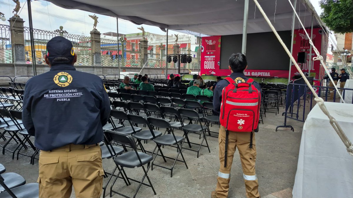 PCGobPue's tweet photo. ⚽️ Para proteger a las y los aficionados, el @Gob_Puebla, a través de esta Coordinación, desplegó un operativo con 57 elementos para brindar atención antes, durante y después de la transmisión del partido entre @miseleccionmx e Inglaterra.

🇲🇽 ¿Y si sí? 

#PorAmorAPuebla https://t.co/ffNA6y6RVV