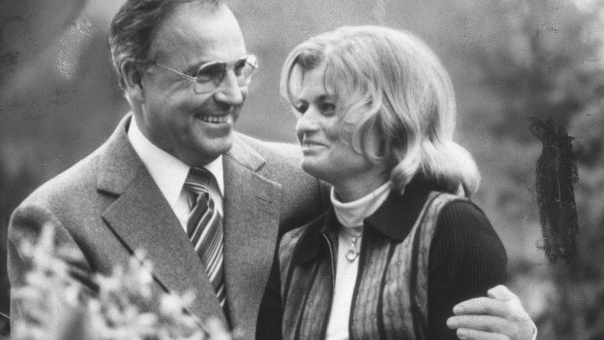 GanzeGeschichte's tweet photo. For a long time, it was not known that Hannelore Kohl—who would later become the wife of the German chancellor—had been gang-raped by several Soviet soldiers and then thrown out of a window as a 12-year-old girl while fleeing in 1945. Because she sustained permanent and chronically painful damage to a vertebra as a result, she may not have been able to suppress the memory of the incident for even a single day. Exactly 25 years ago today, she took her own life.