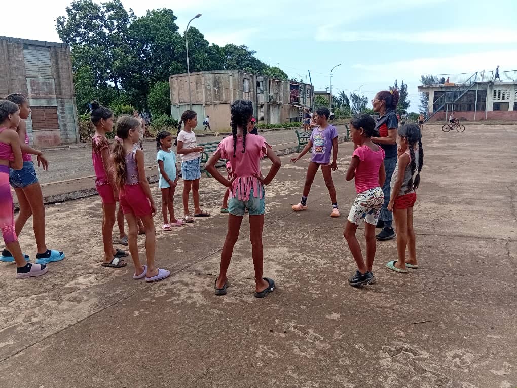IrovisG89303's tweet photo. Actividades deportiva y recreativa en el municipio moa en el concejo popular punta gorda yamaniguey por los profesores de recreación cultura física y actividades deportiva del combinado deportivo número 3 Edmundo Romero López en moa https://t.co/hxpx33qpc5