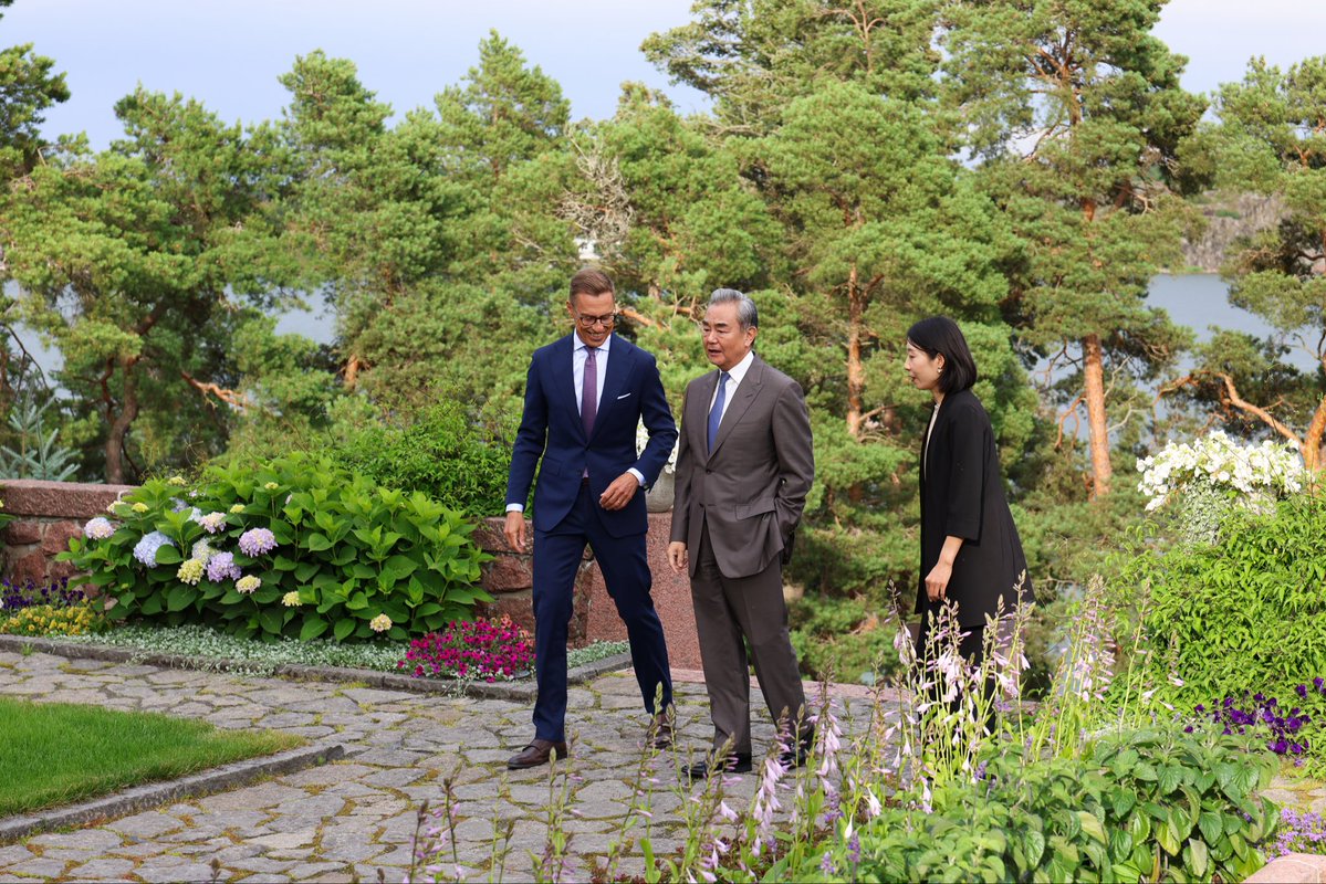 alexstubb's tweet photo. Toivotin Kiinan ulkoministeri Wang Yin tervetulleeksi päivälliselle Kultarantaan. 

Kävimme hyvän keskustelun muun muassa monenvälisen maailmanjärjestyksen tulevaisuudesta, YK:n reformista, tekoälystä ja Venäjän hyökkäyssodasta Ukrainassa.

Yhteiskuntamme ovat monella tapaa erilaisia, mutta meidän on tehtävä yhteistyötä monissa aikamme tärkeissä kysymyksissä.