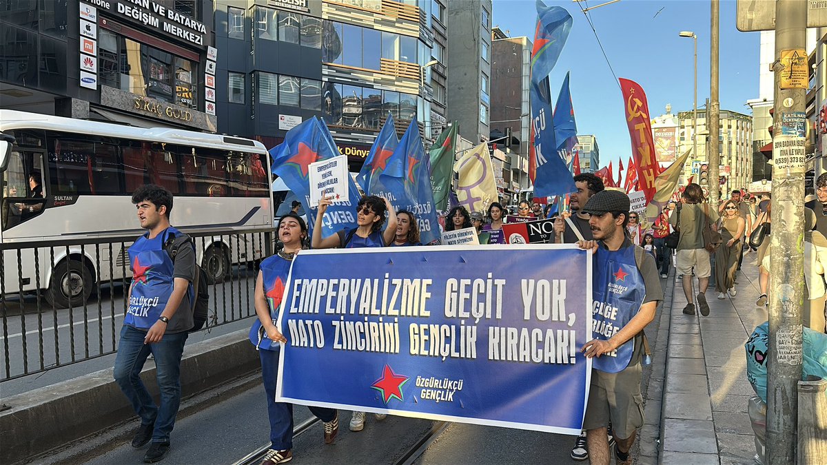 ozgurlukcugncl1's tweet photo. İstanbul|

Savaş örgütü #NATO'ya karşı Boğa Heykeli'nden İskele'ye yürüdük.

Emperyalistlerin savaşları, sömürüyü büyütmesine izin vermeyeceğiz! NATO’nun da ülkedeki işbirlikçilerinin de kökünü kazıyacağız! 

Emperyalizme geçit yok, NATO zincirini gençlik kıracak! https://t.co/tQq0LtHcOn