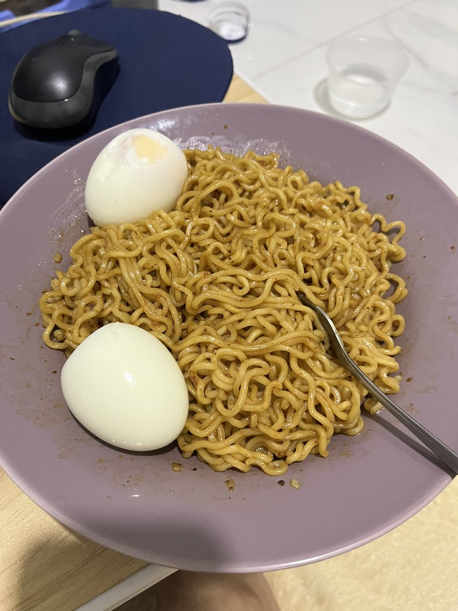 raiinformaticsz's tweet photo. finally, one step closer to sidang akhir. mie goreng+rendang is a reward 🤤 https://t.co/s3ge2Y63Du