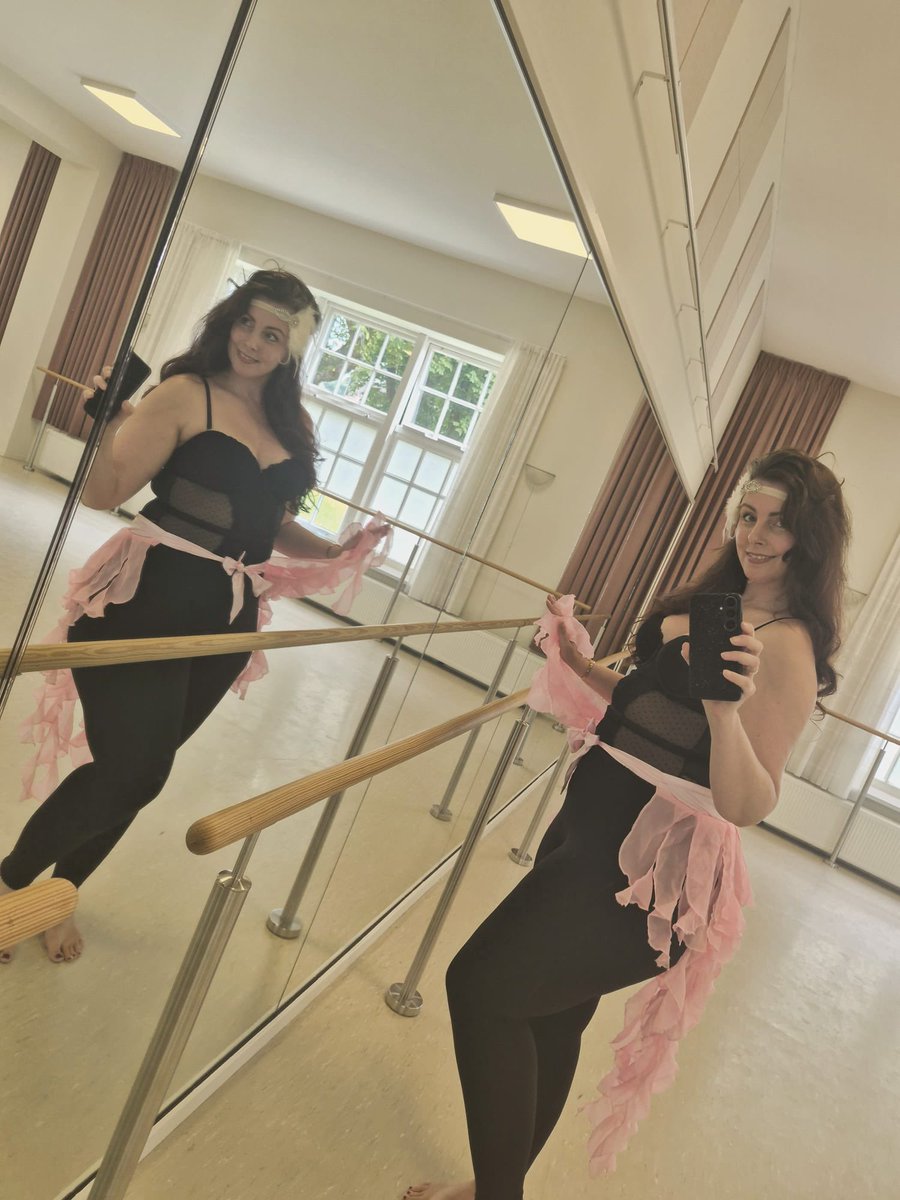 SheilaRaqs's tweet photo. Chantal @ workshop Nijmegen 🎊🫶
👉 Jij kunt ook leren buikdansen – doe mee met een proefles!
#Sheilabuikdanscentrum #movewithgrace #Dansstudiomeijers #buikdanslessen
#buikdansschool https://t.co/Z4JyRa3riV