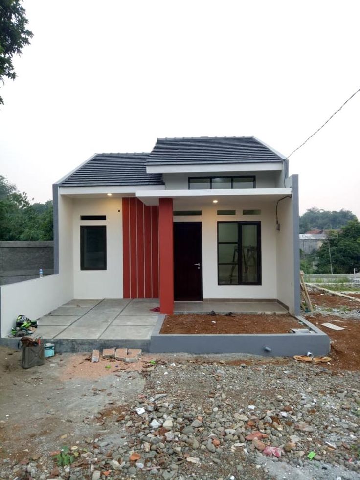 marrmuudd's tweet photo. Tetangga gue bangun rumah Rp 150 juta. 
Tetangga sebelahnya bangun rumah Rp 400 juta. 

5 tahun kemudian gue masuk ke dua rumah itu. Bedanya bikin gue mikir panjang. Bukan soal yang lo kira. 😭

Rumah Rp 150 juta. Tipe 36. Cat sederhana. Keramik polos. Tapi strukturnya kokoh. Dindingnya nggak retak. Atapnya nggak pernah bocor. Orangnya bilang ke gue: "Semua budget gue habisin buat yang nggak keliatan."

Rumah Rp 400 juta. Fasadnya bagus banget. Instagramable. Batu alam. Roster. Pintu kayu solid. Tapi 3 tahun pertama: Atap bocor 2x. Dinding retak di 4 titik. Lantai keramik kopong di beberapa area. Orangnya bilang ke gue: "Kontraktornya fokus yang keliatan. Yang nggak keliatan dikurangin."

Yang dimaksud "yang nggak keliatan." Pondasi: kedalaman dan lebarnya. Besi tulangan: diameter dan jaraknya. Campuran beton: rasio semen, pasir, kerikil. Waterproofing: jumlah lapis dan cara aplikasinya. Instalasi listrik: kualitas kabel dan sambungan. Semua ini nggak keliatan setelah rumah jadi. Tapi semua ini yang nentuin rumah lo tahan 30 tahun atau 5 tahun.

Cara kontraktor nakal kurangin biaya di bagian yang nggak keliatan. Besi tulangan diameter 10 diganti diameter 8. Hemat: Rp 8-12 juta. Risikonya: kekuatan struktur berkurang 35%. Campuran beton dikasih air lebih banyak biar gampang dikerjain. Hemat: waktu dan tenaga. Risikonya: kekuatan beton turun 30-40%. Waterproofing 2 lapis jadi 1 lapis. Hemat: Rp 3-5 juta. Risikonya: bocor dalam 2-3 tahun.

Cara deteksi ini sebelum ketauan terlambat. Besi tulangan: minta lihat faktur pembelian dari supplier. Cek diameter di batangnya langsung. Campuran beton: minta tukang lakuin slump test sederhana. Beton yang terlalu encer itu tanda air kebanyakan. Waterproofing: foto tiap tahap aplikasinya. Berapa lapis, berapa waktu antar lapis. Semua ini bisa lo lakuin sendiri. Nggak perlu jadi insinyur.

Yang tetangga Rp 150 juta lakuin beda. Dia habisin 60% budgetnya buat struktur. Pondasi yang dalam. Besi yang sesuai spek. Beton yang campurannya bener. Sisanya buat finishing sederhana. "Tampilan bisa diubah kapan aja, Mas. Struktur nggak bisa." Tahun ke-7 dia mulai renovasi tampilan. Sekarang rumahnya lebih bagus dari yang Rp 400 juta. Dan strukturnya masih sempurna.

Prioritas budget yang bener buat bangun rumah. Struktur (pondasi, kolom, balok, sloof): 35-40% dari total budget. Atap (rangka + penutup + waterproofing): 15-20%. Utilitas (listrik, air, sanitasi): 10-15%. Dinding + plester + acian: 15%. Finishing (keramik, cat, plafon): 10-15%. Estetika (fasad, taman, pagar): 5-10%. Kalau kontraktor lo propose sebaliknya, tanya kenapa.

ertanyaan yang wajib ditanyain ke kontraktor sebelum deal. "Berapa diameter besi tulangan yang dipake untuk kolom?" "Berapa rasio campuran betonnya?" "Waterproofing berapa lapis dan produk apa?" "Boleh gue foto tiap tahap pengerjaan strukturnya?" Kontraktor yang bagus: jawab semua dengan detail. Kontraktor yang markup struktur: mulai cari alasan.

5 tahun kemudian. Tetangga Rp 400 juta udah keluar Rp 65 juta tambahan buat perbaikan. Atap. Dinding. Keramik. Instalasi listrik yang bermasalah. Tetangga Rp 150 juta? Nol pengeluaran perbaikan dalam 5 tahun. Dan baru mulai renovasi tampilan tahun ini. Dengan budget yang tadi harusnya buat perbaikan tapi nggak kepake.

Rumah mahal bukan jaminan. Rumah murah bukan masalah. Yang nentuin bukan harganya. Tapi ke mana uang itu dihabisin. 60% ke struktur yang nggak keliatan = rumah tahan 30 tahun. 60% ke tampilan yang keliatan = rumah bagus 3 tahun pertama. Pilihan ada di tangan lo sebelum mulai. Bukan sesudah.

cc : material_daily