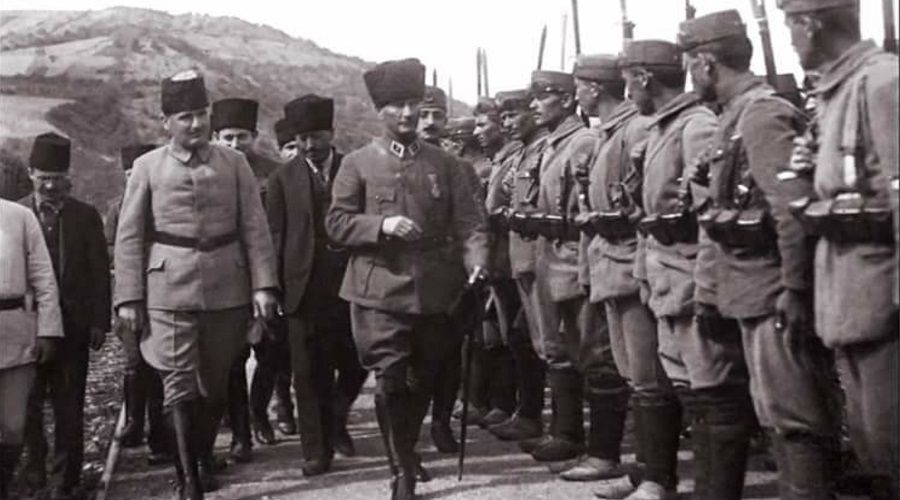 mgolge's tweet photo. Türk Kurtuluş Savaşı I. Dünya Savaşı'ndan yenik çıkan Osmanlı İmparatorluğu'nun İtilaf Devletleri'nce işgali sonucunda Mîsâk-ı Millî sınırları içinde ülke bütünlüğünü korumak için 1919-1922 yılları arasında gerçekleştirilen çok cepheli siyasi ve askeri mücadeledir. https://t.co/Q9ppg18wUO