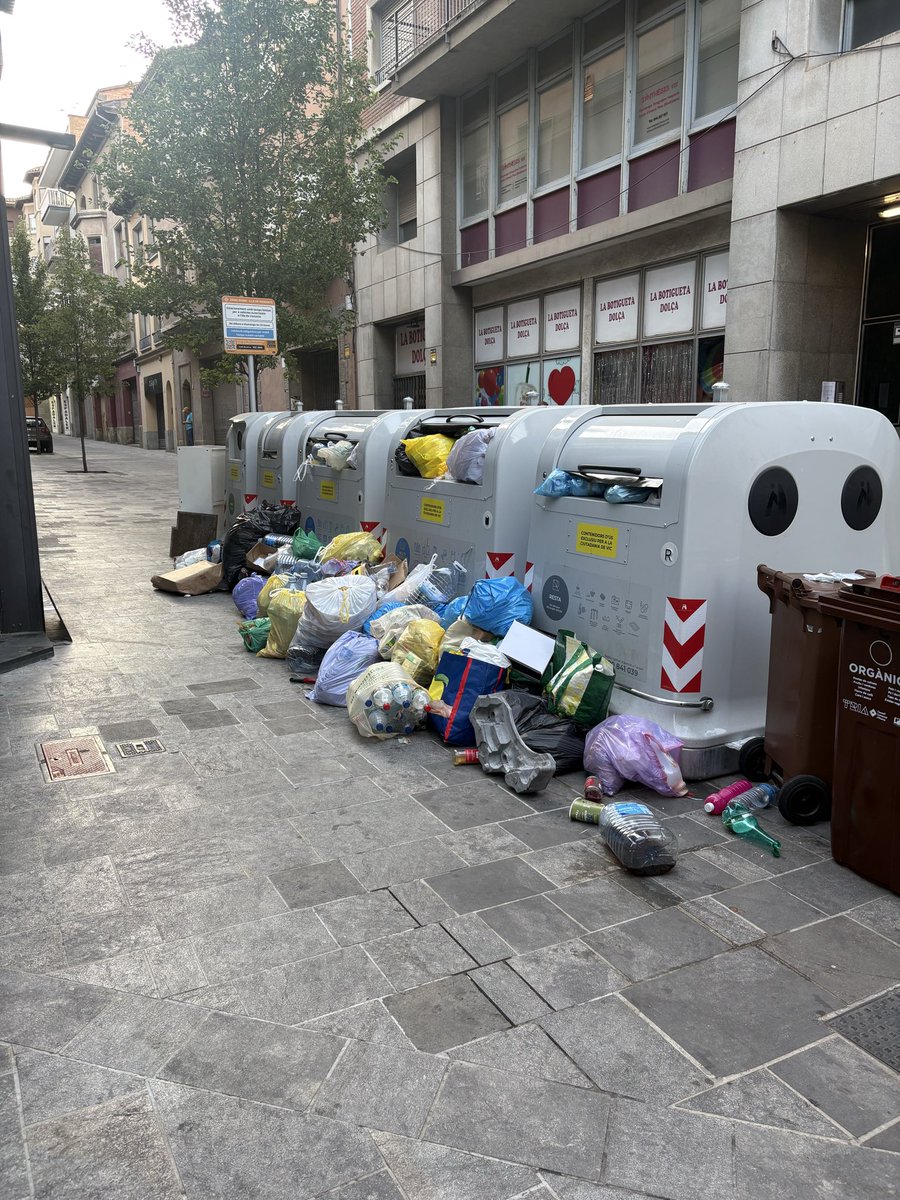 pepsanglasc's tweet photo. Carrer sant antoni cantonada carrer sant sebastià, @aj_vic @vic_ciutadania cada cap de setmana igual, algú ens pot donar alguna explicació? Es lamentable!! https://t.co/e9lW8uSBCG