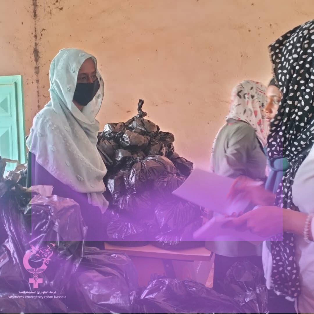 EmergencyWomenK's tweet photo. من الذاكرة | البداية التي صنعت الأثر 🩷
في يوليو 2024، لم يكن هذا مجرد نشاطٍ إنساني، بل كان أول خطوة في رحلة غرفة الطوارئ النسوية كسلا.
من مركز إيواء نزلت العمدة بمنطقة الحفاير، بدأنا بتوزيع 260 حقيبة نسائية تحتوي على مستلزمات أساسية، إلى جانب تنفيذ جلسات للتوعية الصحية، إيمانًا https://t.co/uMsjml3ygc
