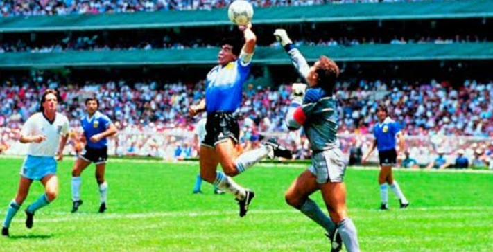 Fglamas's tweet photo. AHORA: Breaking News. Según El Ahtlétic FC, la FIFA a pedido de Ronald Reegan le sacó el gol a Diego Armando Maradona tras revisarlo con el VAR y, ahora, el campeón es Estados Unidos aunque no haya jugado esa Copa del Mundo. https://t.co/d2Ui8ABKEn