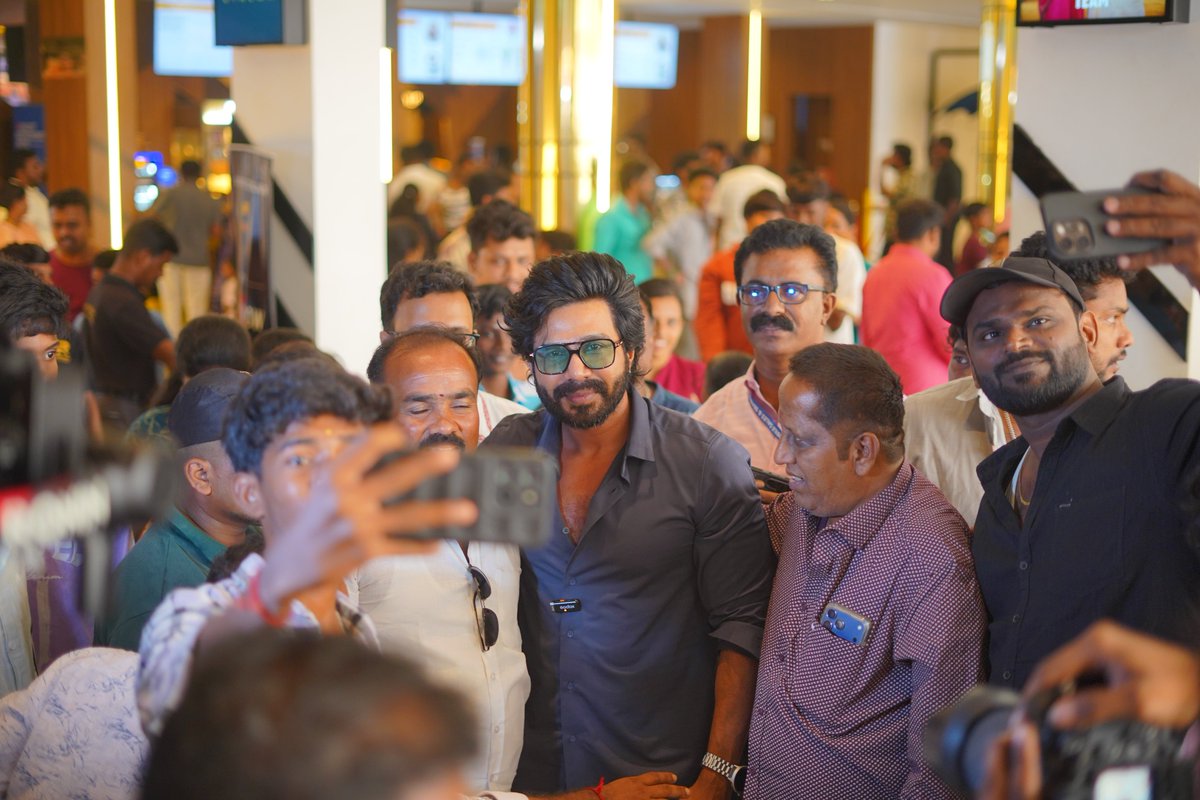 TheVishnuVishal's tweet photo. I have never done a theatre visit tour like this in my entire life.. 

But the love I recieved during the #GK2FamilyTour left me absolutely speechless..

Feeling emotional, happy and excited at the same time ♥️

10 theatres in 3 days.. Thanjavur - Trichy - Madurai (4 theatres) - Dindigul - Salem - Tiruppur - Coimbatore.. Thanks to the theatre owners and staff for all the support..

I always believed in the audience and they didn't let me down.. #GattaKusthi2 is for you all.. Thank you all 🙏