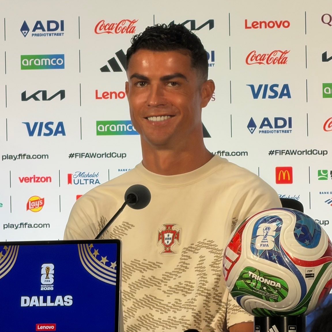 Absolutebrazil's tweet photo. Caralho

Ainda to incrédulo que o CRISTIANO RONALDO mijou na cara do Marcelo Bechler ao vivo

Passou a carreira inteira fazendo video e desmerecendo o português, na hora de ser homem virou uma putinha

Agora nao adianta mais fazer videozinho, foi exposto mundialmente https://t.co/ryZWOVRUsY
