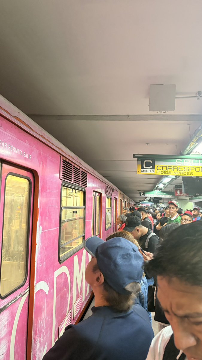 johanmtz13_'s tweet photo. @MetroCDMX una mierda el servicio en la LB.
Desalojo de tren en estación #Guerrero https://t.co/kVexfoS1uY