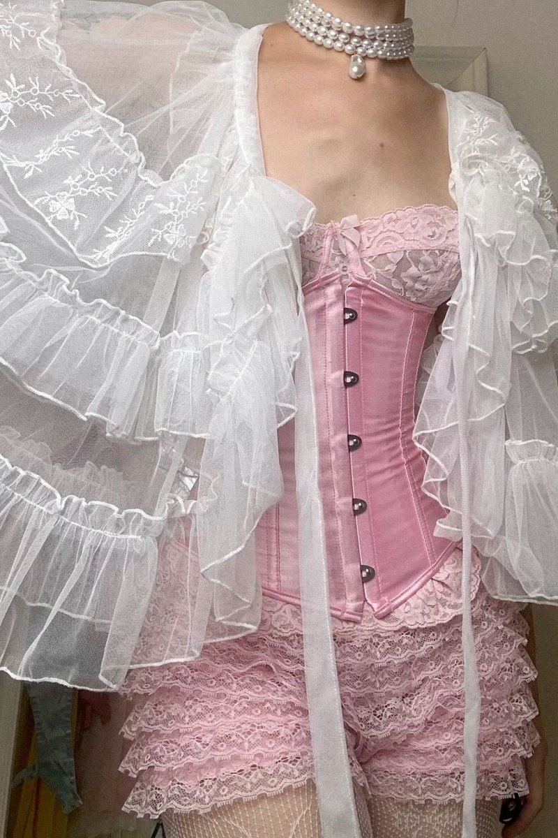 softtinted's tweet photo. modern Marie Antoinette energy https://t.co/OOJoNr2Zmg