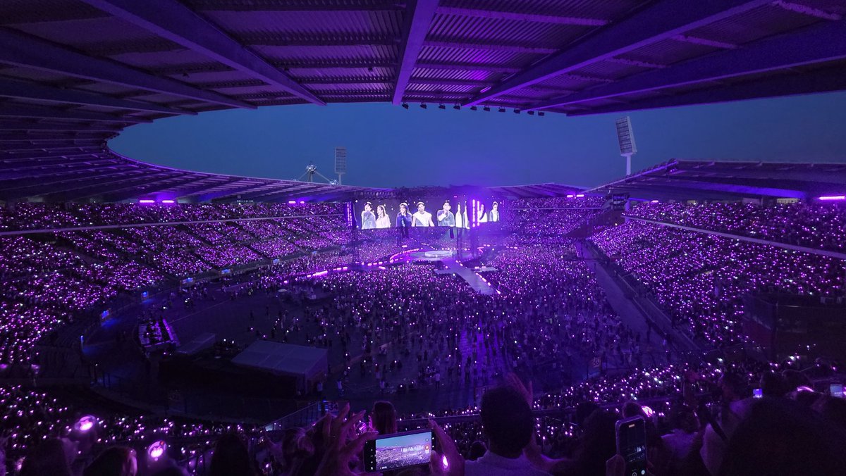 HandsomeHobi's tweet photo. This is my favourite photo I took from Brussels D1, look at us all 🥺 https://t.co/HRM7ZglgHQ