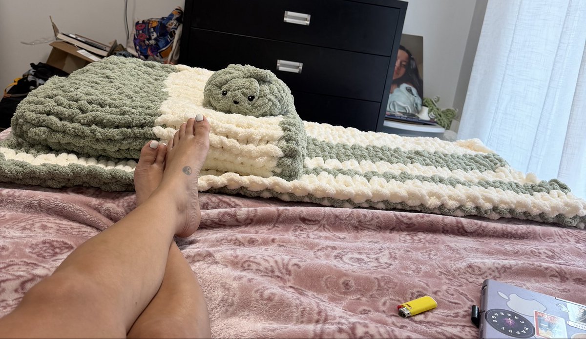 _pinkdaisys's tweet photo. Today i crocheted a baby blanket a throw blanket and a plushie 😌 https://t.co/oH9VDhY2GZ