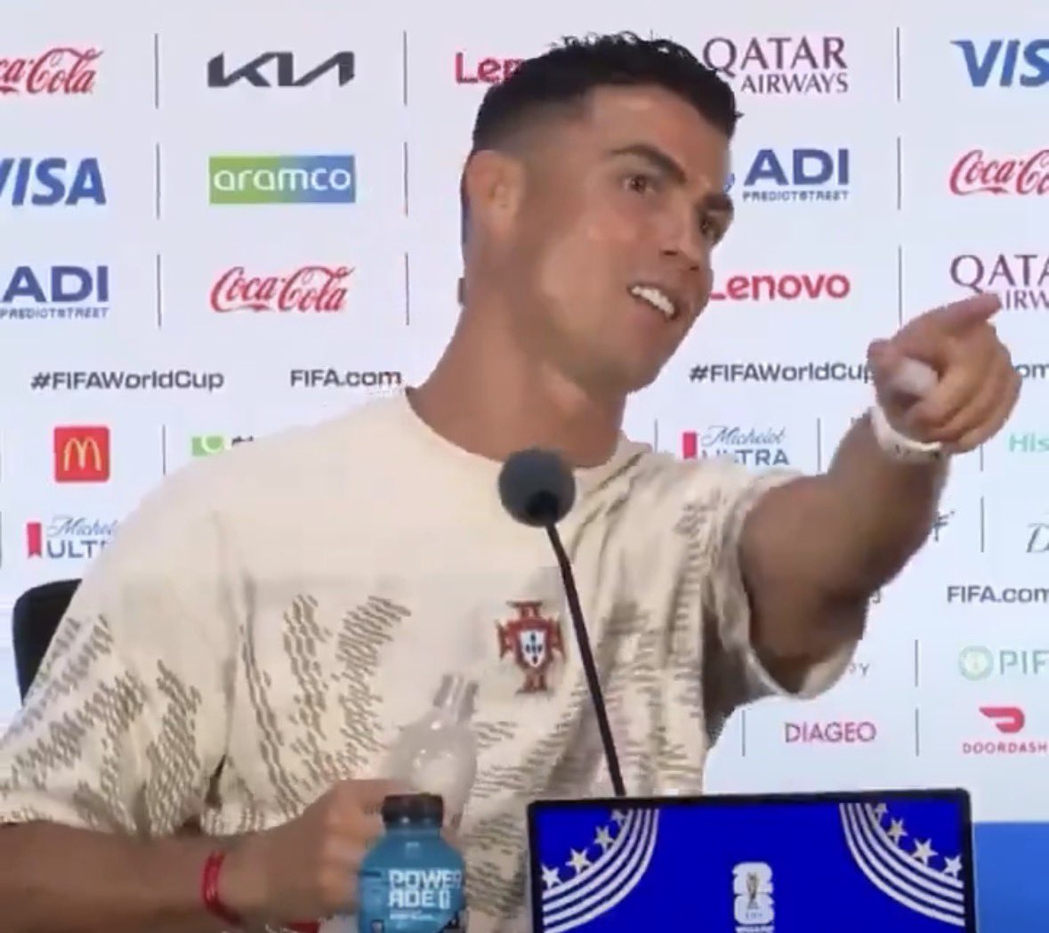 realmilgrauu's tweet photo. A verdade é que o Marcelo Bechler deu uma pipocada histórica na frente do Cristiano 

Esse “te adoro” foi vergonhoso demais kkkkkkkkkkkkkkkkkkkkkkkkkkkkkkkkkk https://t.co/UEL4GDSyFl